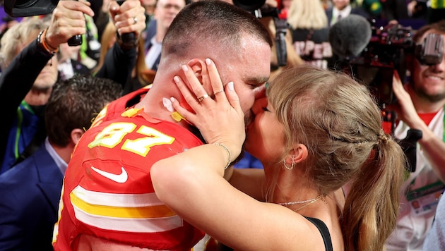 Ein Traumpaar: NFL-Star Travis Kelce (li.) küsst seine Verlobte Taylor Fritz.