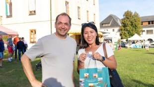 Meisterle überreichte Serina Ying ein kleines Wörthersee-Überraschungsackerl.