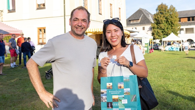 Meisterle überreichte Serina Ying ein kleines Wörthersee-Überraschungsackerl.