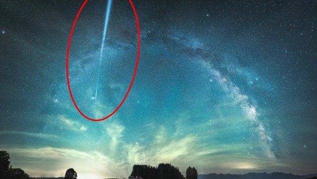 Die Leuchtspur der Rakete zog sich deutlich sichtbar über den Nachthimmel.