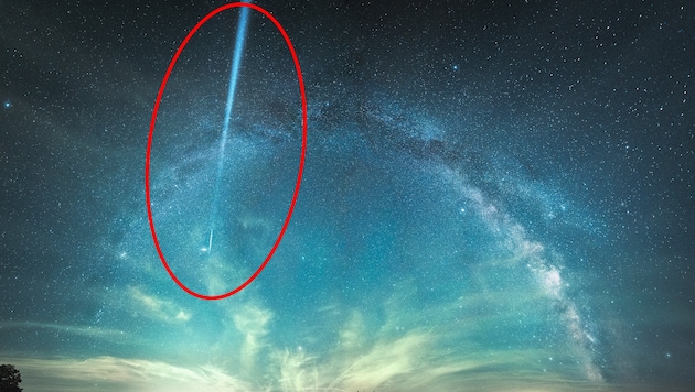 Die Leuchtspur der Rakete zog sich deutlich sichtbar über den Nachthimmel.