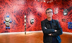 Die Installation ist ein typisches Beispiel für Peter Koglers Stil: digitale Muster, das den ...