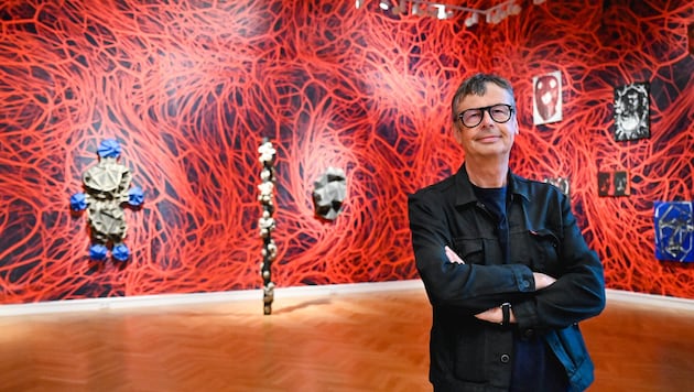 Die Installation ist ein typisches Beispiel für Peter Koglers Stil: digitale Muster, das den ...