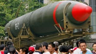 Eine chinesische Atomrakete wird zur Schau gestellt. 