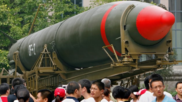 Eine chinesische Atomrakete wird zur Schau gestellt.