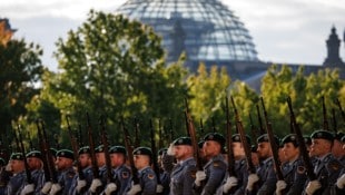 Deutsche Soldaten vor der Kuppel des Bundestages in Berlin.