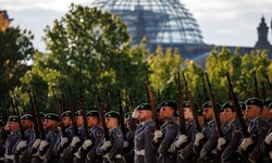 Deutsche Soldaten vor der Kuppel des Bundestages in Berlin.