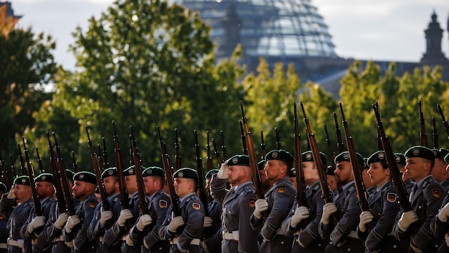 Deutsche Soldaten vor der Kuppel des Bundestages in Berlin.