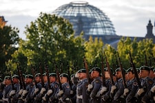 Deutsche Soldaten vor der Kuppel des Bundestages in Berlin.