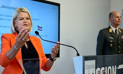 Von links: Verteidigungsministerin Klaudia Tanner und Rüstungsdirektor Harald Vodosek