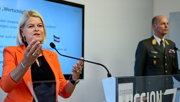 Von links: Verteidigungsministerin Klaudia Tanner und Rüstungsdirektor Harald Vodosek