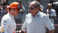 Gerhard Berger (rechts) im Gespräch mit Max Verstappen. 