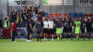 Die mitgereisten Bregenz-Fans feierten mit ihrer Mannschaft den 2:0-Sieg bei Ostligist ...