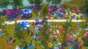 Die farbigen Akzente des Pink Lake Festivals sind nicht zu übersehen.