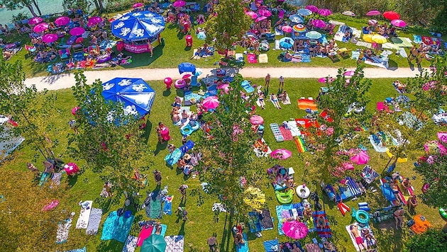 Die farbigen Akzente des Pink Lake Festivals sind nicht zu übersehen.
