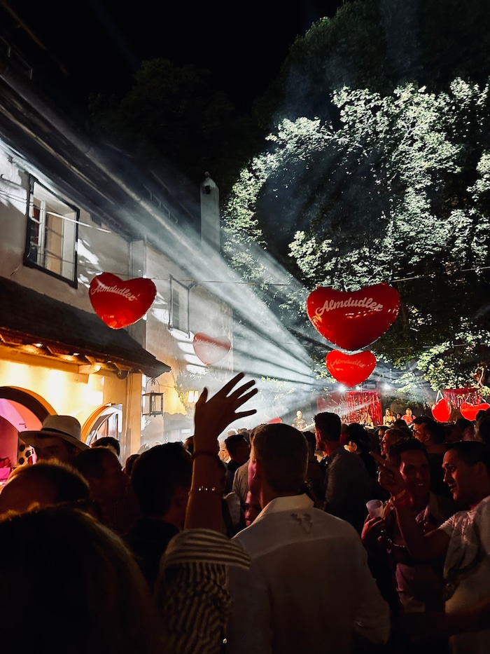 Die „Almdudler Almrausch Party“ eröffnet das Festival.