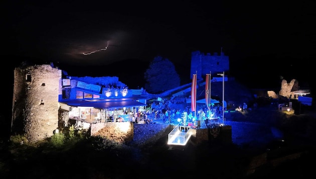 Der Schlossberg verwandelt sich zur Partylocation.