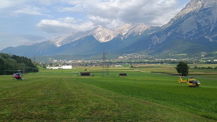 Polizeihubschrauber Libelle Tirol und Notarzthubschrauber C1 auf den Feldern im Tal.