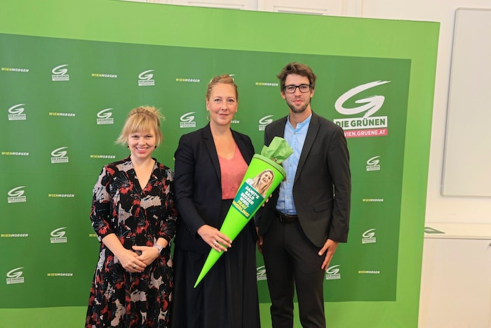 Grünen-Chefin Judith Pühringer mit den beiden Bildungssprechern Julia Malle (links) und Felix ...