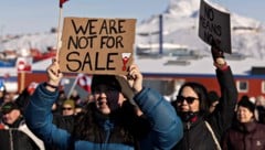 „Wir stehen nicht zum Verkauf“, steht auf dem Schild einer Grönländerin.