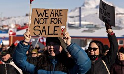 „Wir stehen nicht zum Verkauf“, steht auf dem Schild einer Grönländerin.