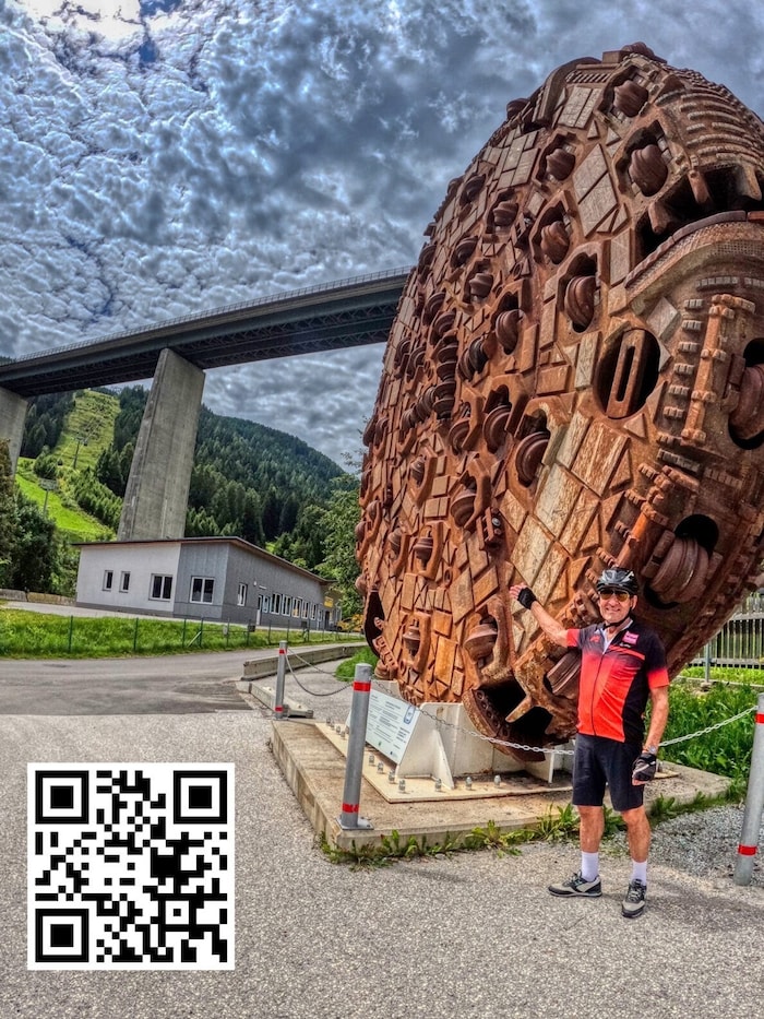 Nahe des Parkplatzes kann man eine Schau zum Brenner-Basistunnel erleben, rechts ein ...