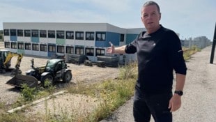 Gemeinderat Toni Mahdalik (FPÖ) vor der neuen Containerschule in der Seestadt Aspern. Das ...