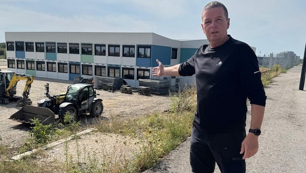 Gemeinderat Toni Mahdalik (FPÖ) vor der neuen Containerschule in der Seestadt Aspern. Das ...