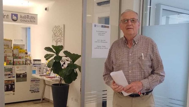 Franz Unger (FLH) vor dem Halbturner Gemeindeamt
