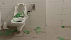 Gleich mehrmals hinterließen Vandalen auf den öffentlichen WC-Anlagen im Stadtpark in Melk ein ...