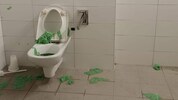 Gleich mehrmals hinterließen Vandalen auf den öffentlichen WC-Anlagen im Stadtpark in Melk ein ...