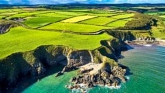 Steile Küste zwischen grandioser Landschaft und der hohen See: Die Naturkulisse in der ...
