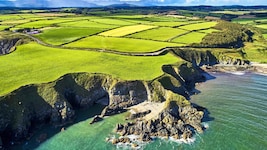 Steile Küste zwischen grandioser Landschaft und der hohen See: Die Naturkulisse in der ...
