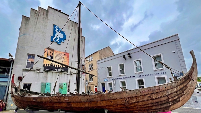 An die Ära der Wikinger erinnert das Schiff neben Reginald’s Tower in Waterford.