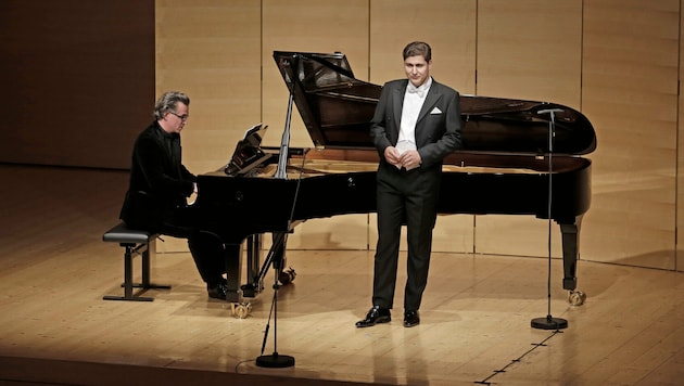 Tenor Patrick Grahl startete bescheiden in seinen Liedervortrag, schwang sich dann aber zu ...