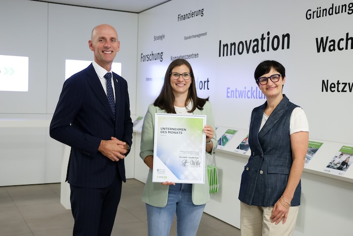 Urkundenübergabe: Landesrat Willibald Ehrenhöfer (ÖVP), Claudia Haas (Oh Cookie) und Gerlinde ...