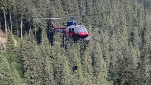 Der Polizeihubschrauber „Libelle Tirol“ barg den Leichnam.