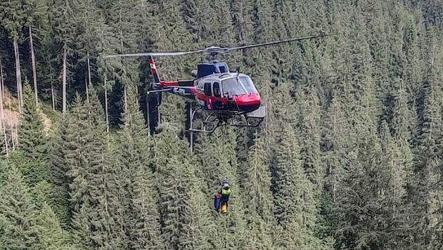 Der Polizeihubschrauber „Libelle Tirol“ barg den Leichnam.