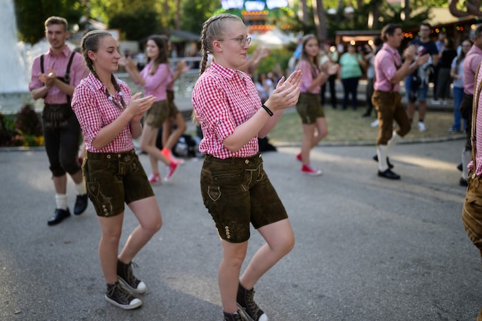 Schuhplatteln und Spaß haben beim Wachauer Volksfest.