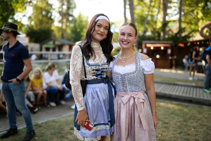 „Fesche Dirndl“ waren beim Tag der Tracht im Stadtpark in Krems zu bewundern.