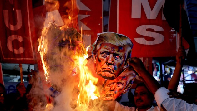 Aus Protest gegen die US-Zölle wurden in Indien Donald-Trump-Masken verbrannt.