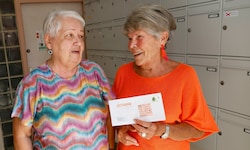 Ganz schön fit für „Tote“ sind Christine Gappmeyer (links) und Greta Sterdien.
