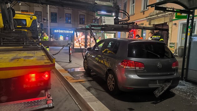 Das Wartehäuschen am Jakominiplatz ist demoliert.