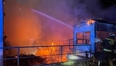 Mit Löschwasser aus der Neuen Donau konnte der Brand gelöscht werden.