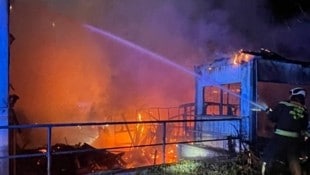 Mit Löschwasser aus der Neuen Donau konnte der Brand gelöscht werden.