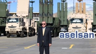 Erdogan posierte am Mittwoch mit Luftabwehrsystemen des türkischen Rüstungskonzerns Aselsan. 