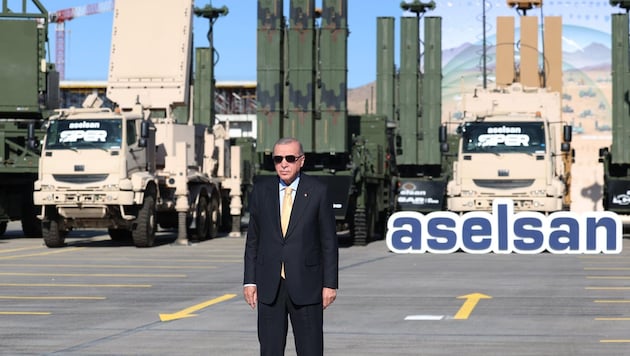 Erdogan posierte am Mittwoch mit Luftabwehrsystemen des türkischen Rüstungskonzerns Aselsan.