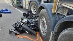 Das Motorrad ist ein einziges Wrack. 