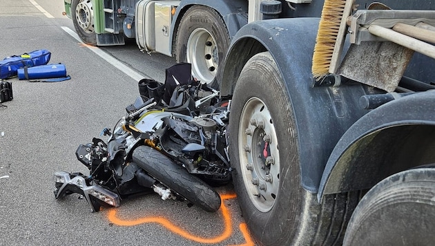 Das Motorrad ist ein einziges Wrack.