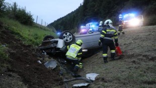 Das Auto landete direkt neben der Schnellstraße S36. 